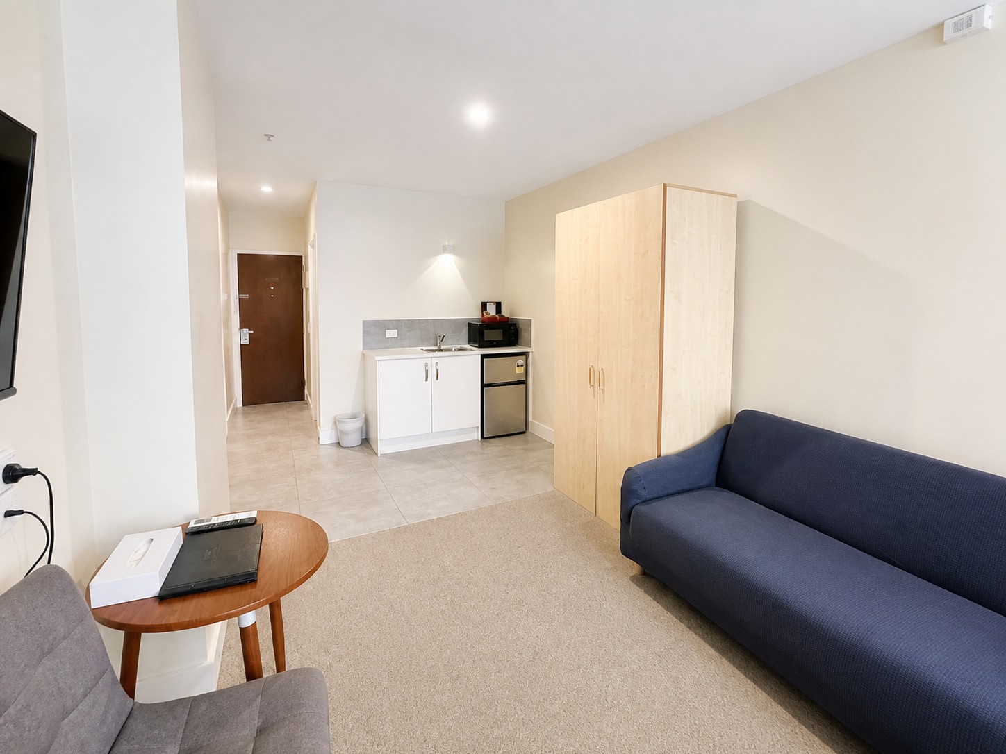 Deluxe King | Seating and kitchenette
