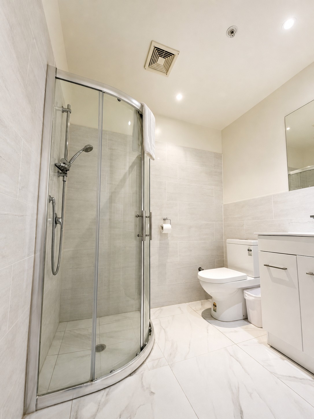 Deluxe King | Bathroom and enclosed shower
