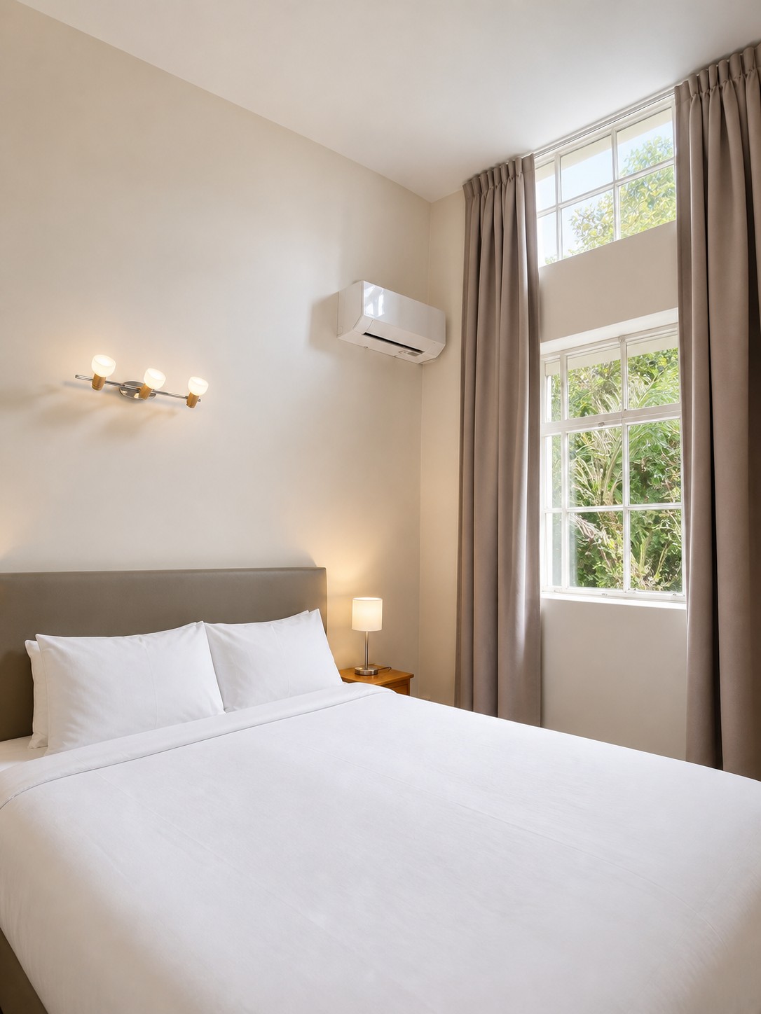 Deluxe King | Heritage window and king bed