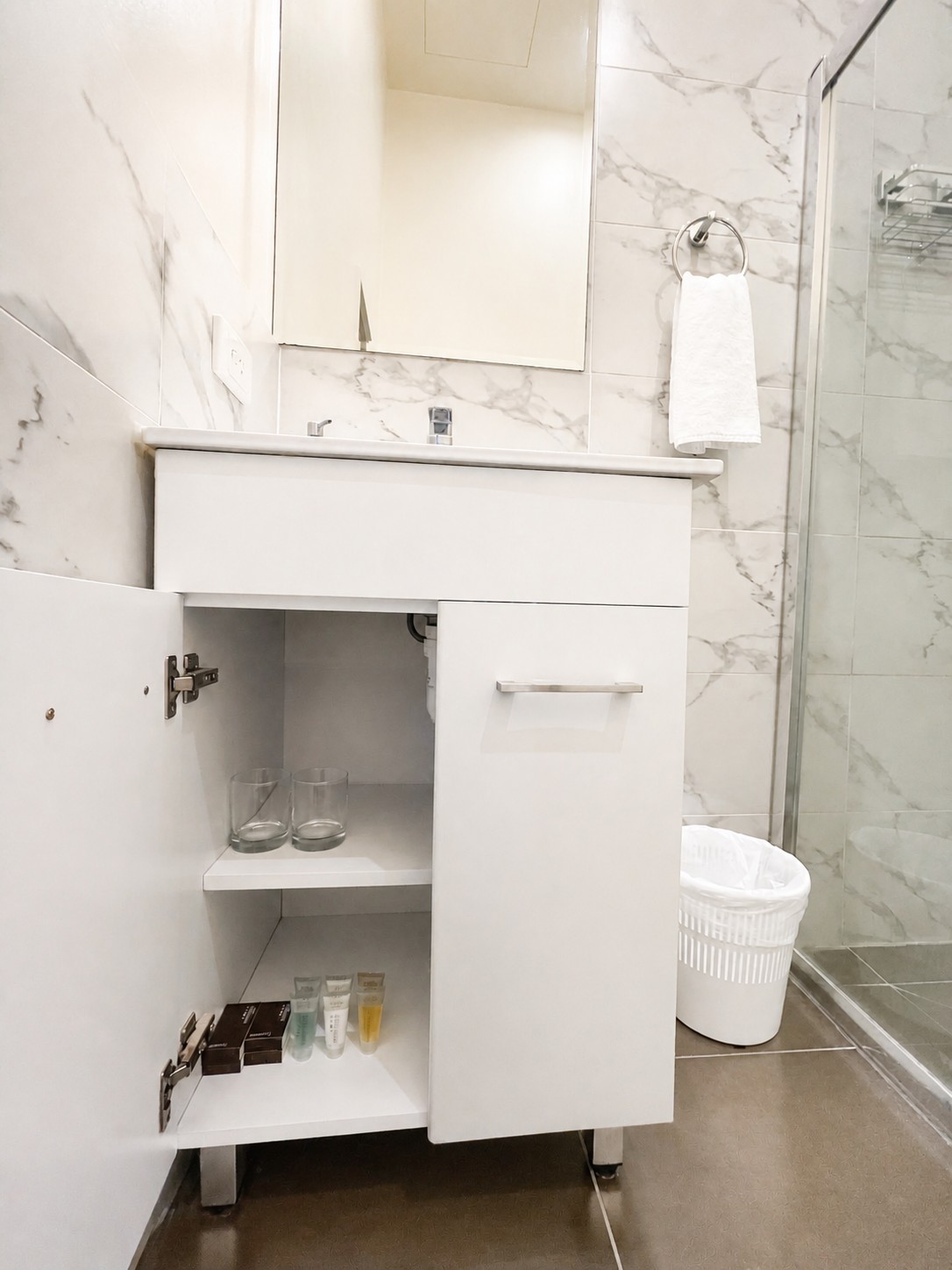 Deluxe King | Bathroom alternative view