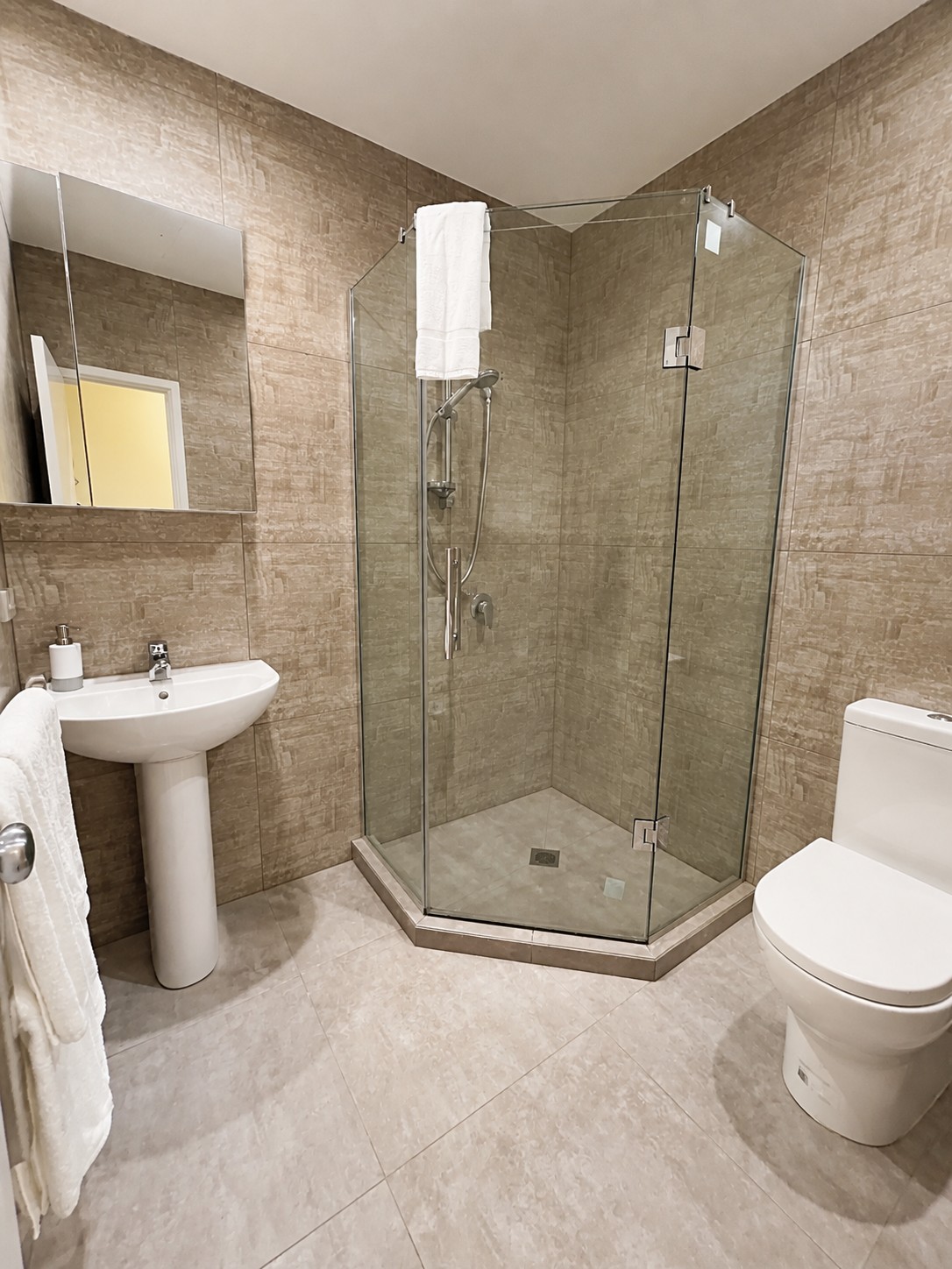 Deluxe Twin | Bathroom and shower